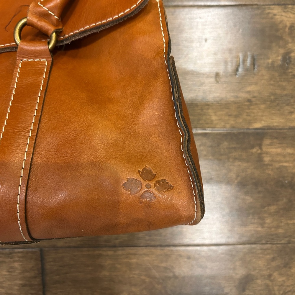 Patricia Nash Stylish Brown Leather Handbag - Picture 2 of 6